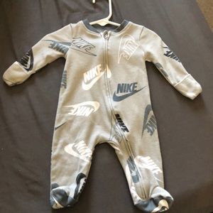 Nike onesie 0-3 mos